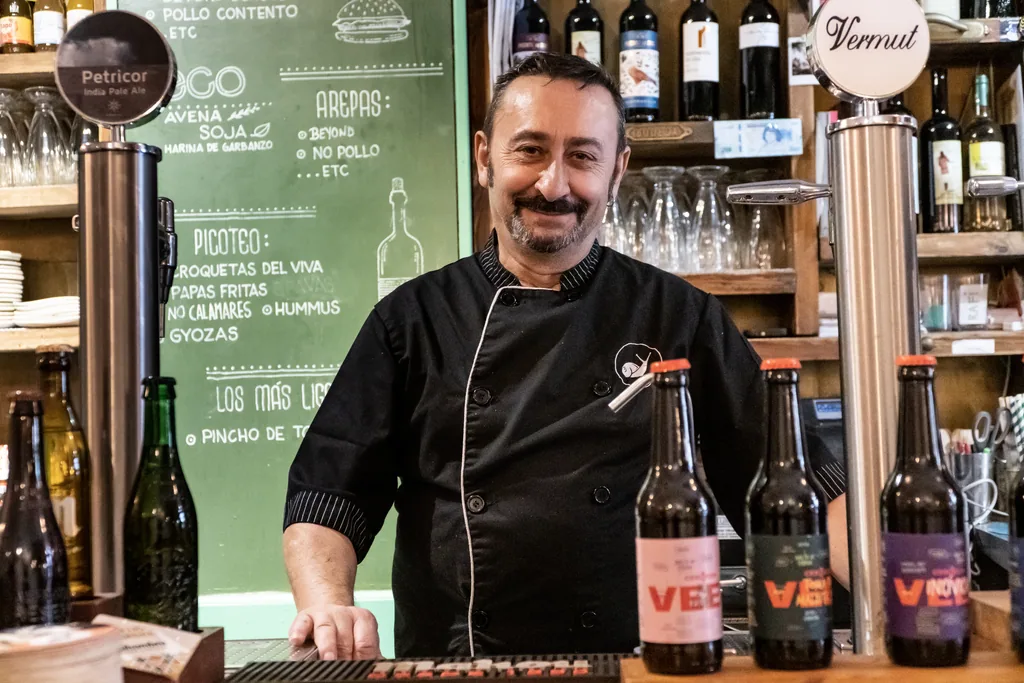 Grifos de vermut y cerveza artesana en la barra de Viva Chapata