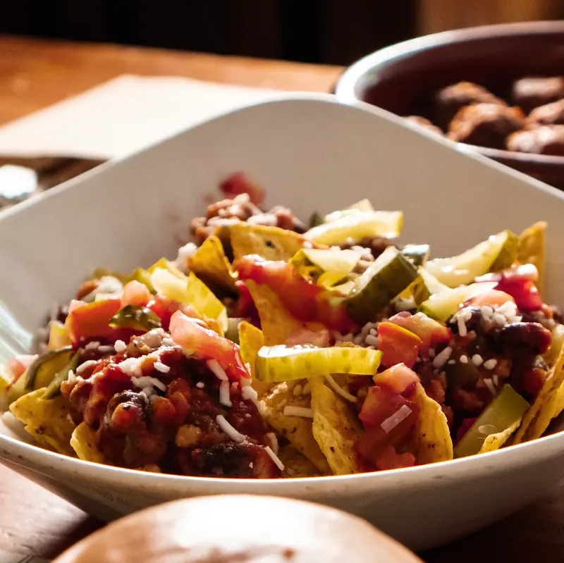 Nachos con chili, «queso», jalapeños y salsa del Viva