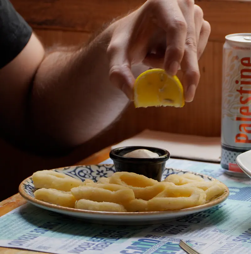 Unos «no calamares» con limón y salsa, del picoteo de Viva Chapata
